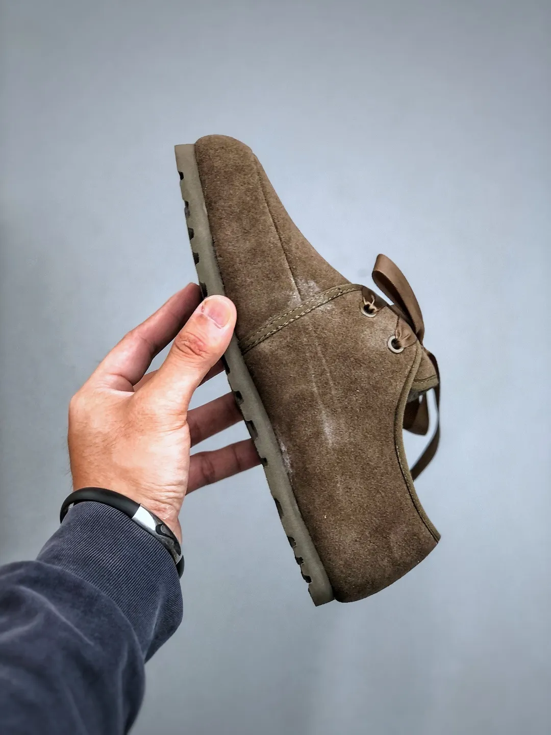 Local self-pickup 💰520 supports store release. The best-selling model on the entire network at the end of the year, UGG Mary Jane Mule slippers, 1.5CM thin sole, women's model, Xiaohongshu hot model, produced by a major foreign trade factory in Guangzhou, from toe to insole, real sheep fur, independent outer box packaging, craftsmanship, different from any version on the market, 1.5Ccm thin sole, independent original development of outsole, cashmere insole, keeping warm in winter, going out, and a very suitable choice for home use. This year uug launches a style series Partly catered to the preferences of young consumers, it has also moved to the forefront of fashion trends. Shoe body material: suede upper, 17mm UGGPURE™ implanted wool insole, lightweight non-slip and comfortable rubber outsole, with brand LOGO and trademark, with full packaging Size: 35-40